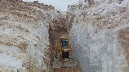 Yüksekova’da 8 metrelik kar tünelleri: İş makinesi içinde kayboldu