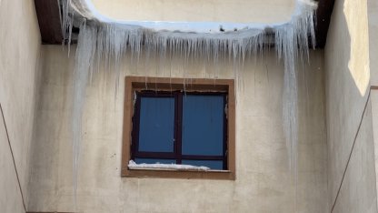 Yüksekova’da dondurucu soğuklar: Buz sarkıtlarının boyu 1 metreyi aştı