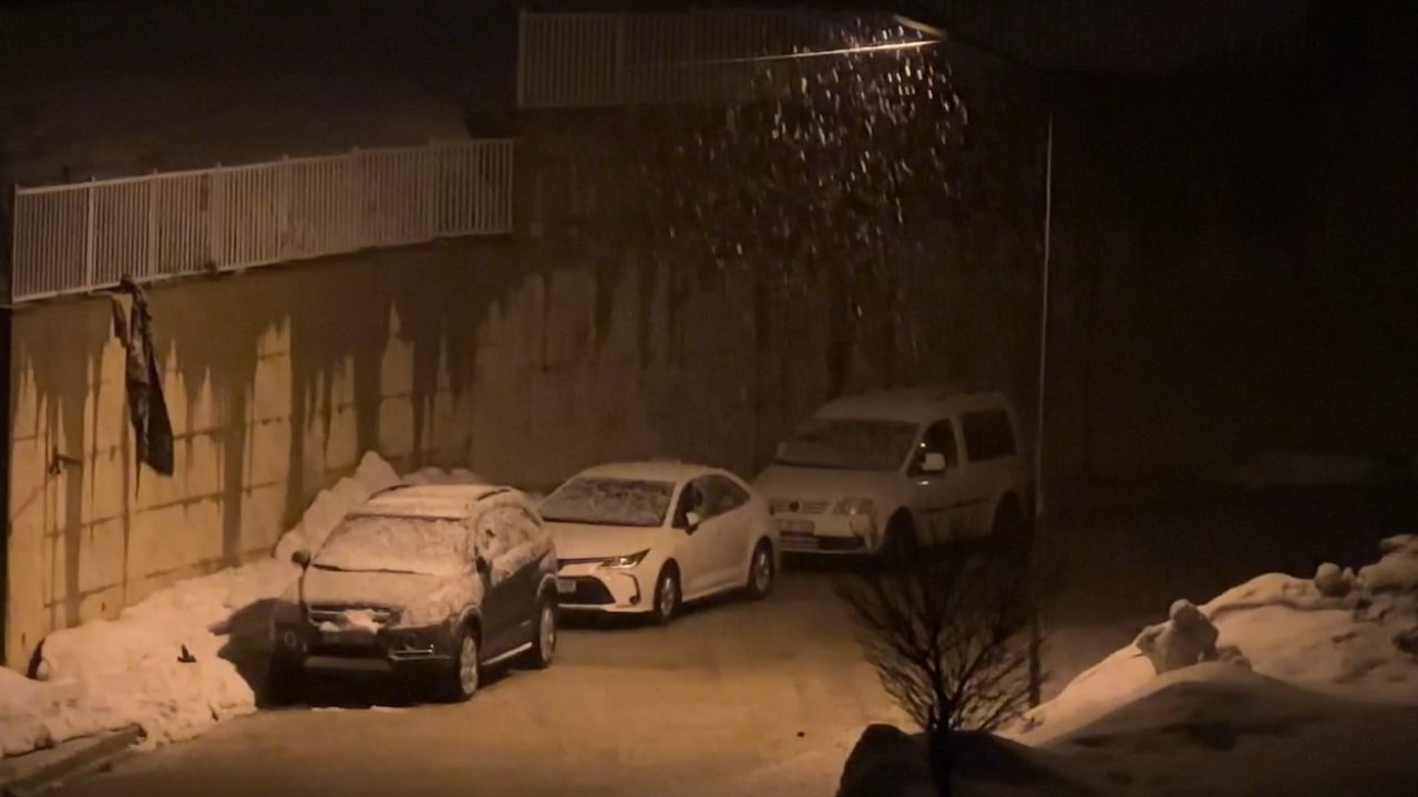 Yüksekova’da kar yağışı etkili oluyor