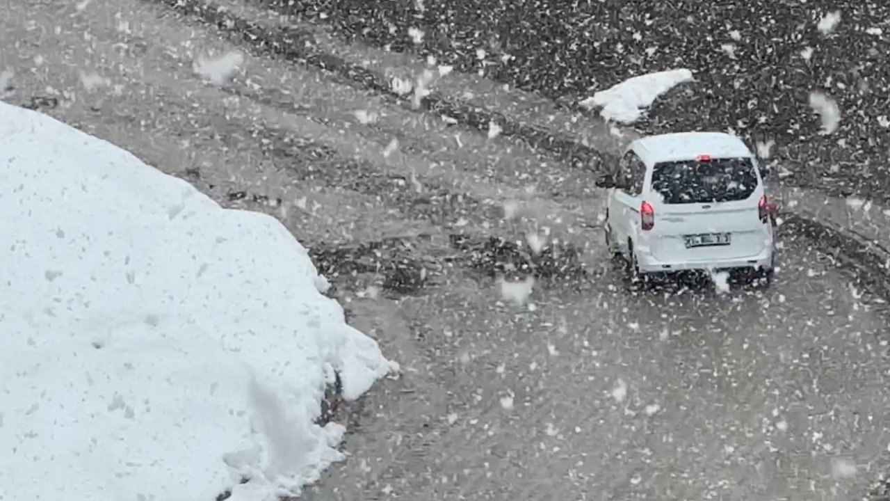 Yüksekova’da kar yağışı ve sis