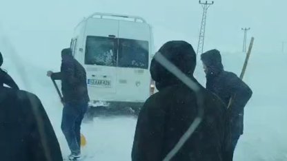 Yüksekova’da tipide yolda mahsur kalan vatandaşlar kurtarıldı