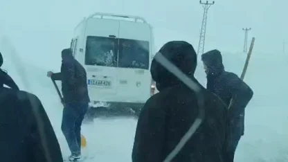 Yüksekova’da tipide yolda mahsur kalan vatandaşlar kurtarıldı