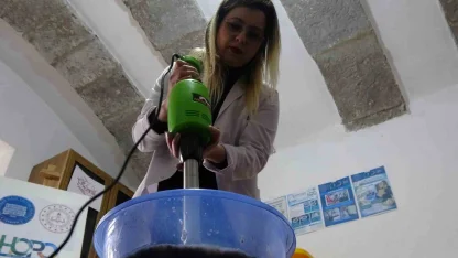 Yumurta kolilerinden el yapımı kağıt üretiyorlar