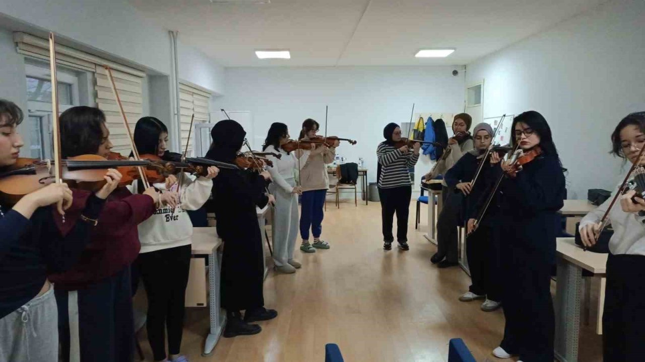 Yurt öğrencileri için keman kursu başladı