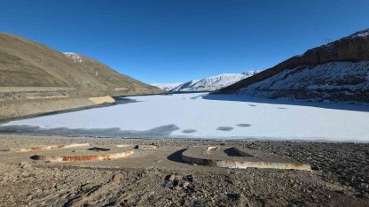 Zernek Barajı’nın buzları çözülmeye başladı