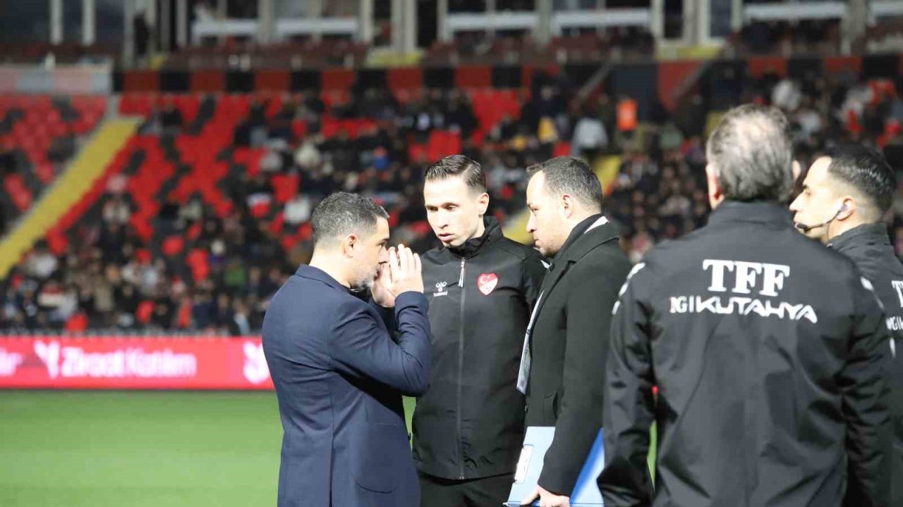 Ziraat Türkiye Kupası C Grubu’nda oynanacak olan Gaziantep FK - Fenerbahçe maçı stadın ışıklandırma sistemindeki arıza nedeniyle başlamadı.