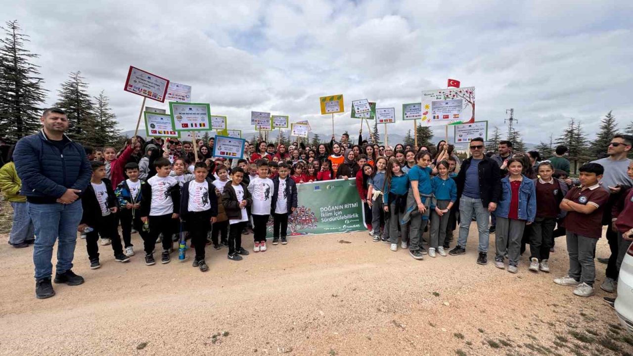 15 okuldan 230 öğrenci 115 fidanı toprakla buluşturdu