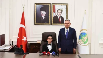 23 Nisan kutlamalarında İzmir Valiliği makamına ilkokul öğrencisi oturdu