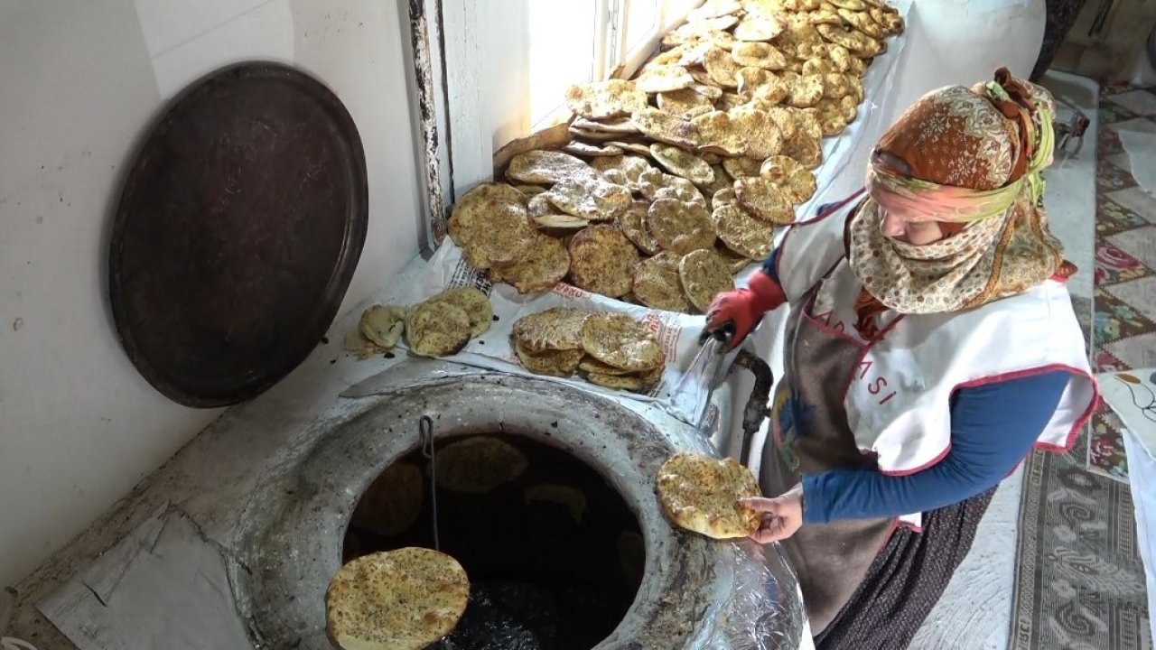 3 çocuk annesi kadın ürettiği ekmeklerle aile bütçesine katkı sağlıyor