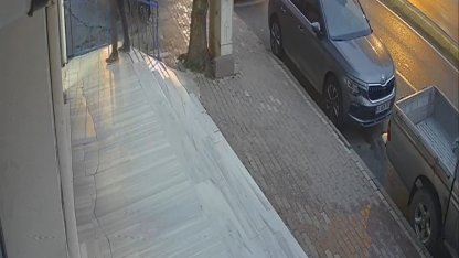 4 araca çarptı, hızını alamayıp markete daldı