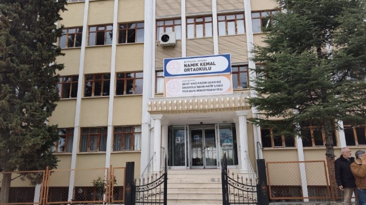 42 yıl 7 ay sonra emekli oldu: Son dersine yıllar önce mezun ettiği öğrencileri katıldı