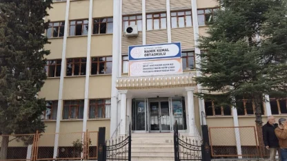 42 yıl 7 ay sonra emekli oldu: Son dersine yıllar önce mezun ettiği öğrencileri katıldı