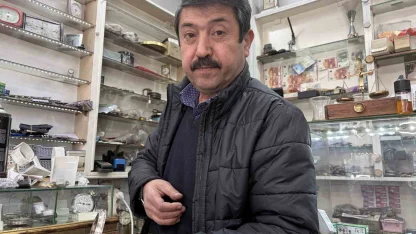 44 yıldır tarihi saatlere ince ayar veriyor