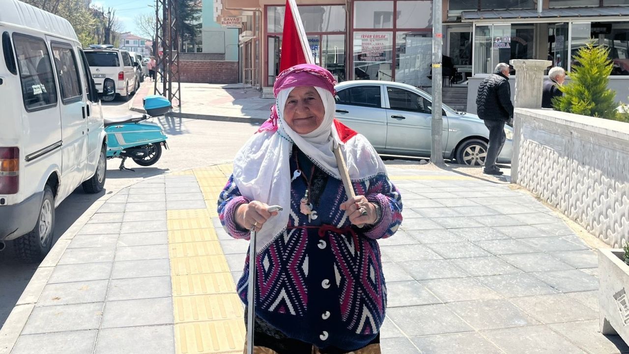 75 yaşındaki Satı teyzenin bayrak sevgisi