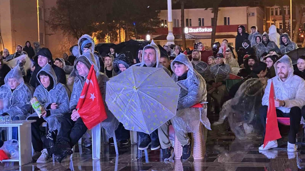 A Milli Futbol Takımı’na yağmur altında destek