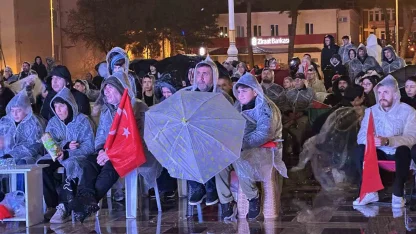 A Milli Futbol Takımı’na yağmur altında destek