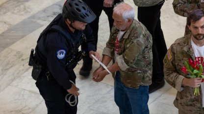 ABD Kongresinde İran savaşını protesto eden gazilere gözaltı