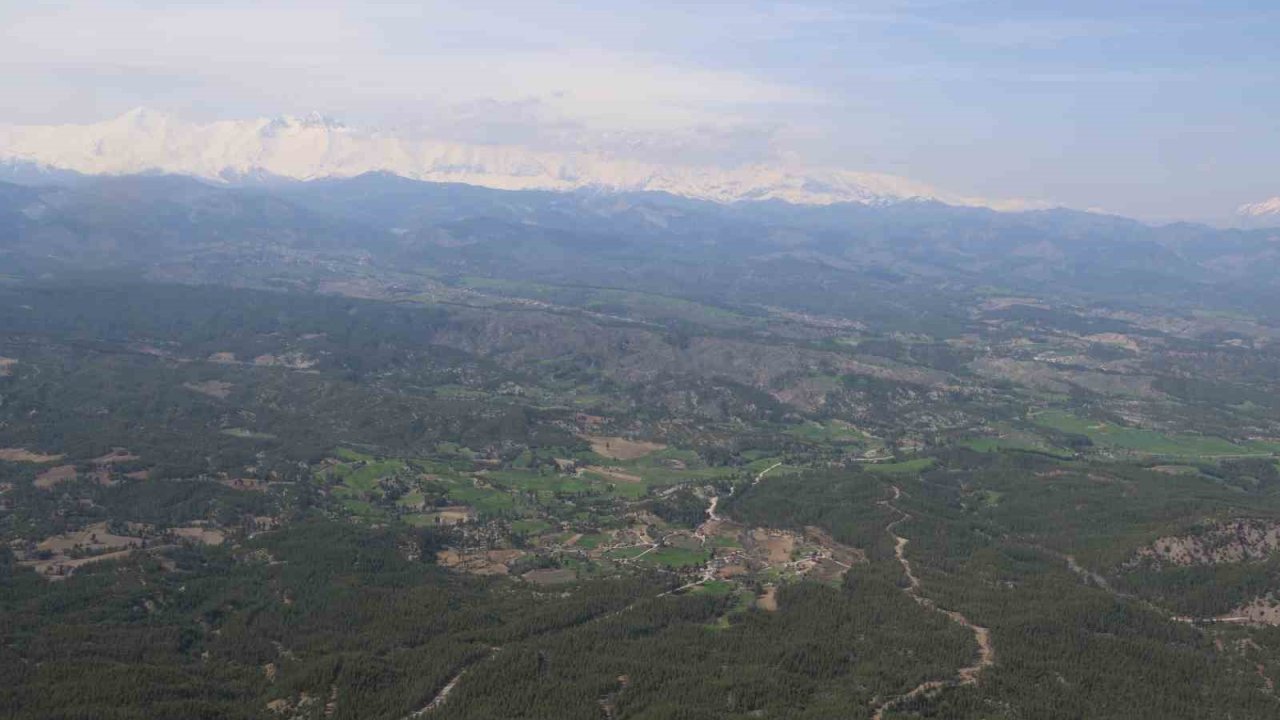 Adana’da bir yanda kar, bir yanda bahar