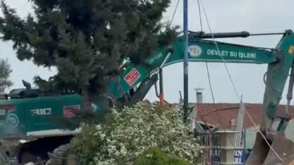 Adana’da göl kıyısındaki kaçak yapıların yıkımı sürüyor