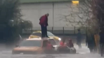 Adana’da göle dönen yolda mahsur kalan araçtaki 2 kişi kurtarıldı