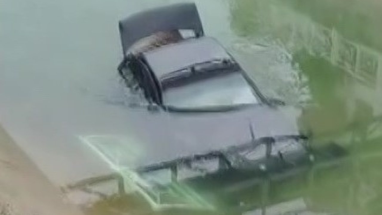Adana’da otomobil sulamana kanalına düştü