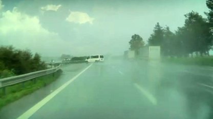 Adana’da panelvan araç takla attı