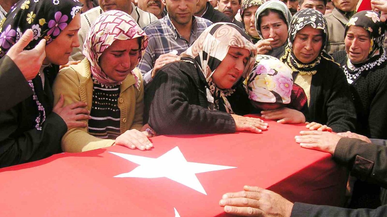 Adana’da şehit annesinin dramı: "Can verdim, evimde oturamıyorum"