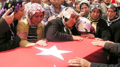 Adana’da şehit annesinin dramı: "Can verdim, evimde oturamıyorum"