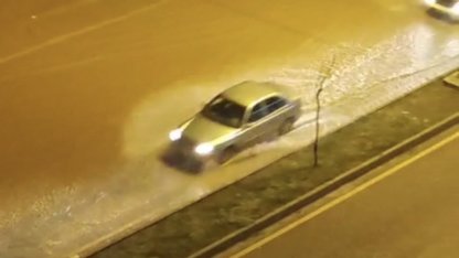 Adana’da şiddetli yağmur cadde ve sokakları göle çevirdi