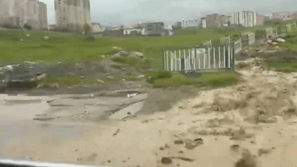 Afetin ortasında tehlikeli oyun: Çocuklar sel sularında oynadı