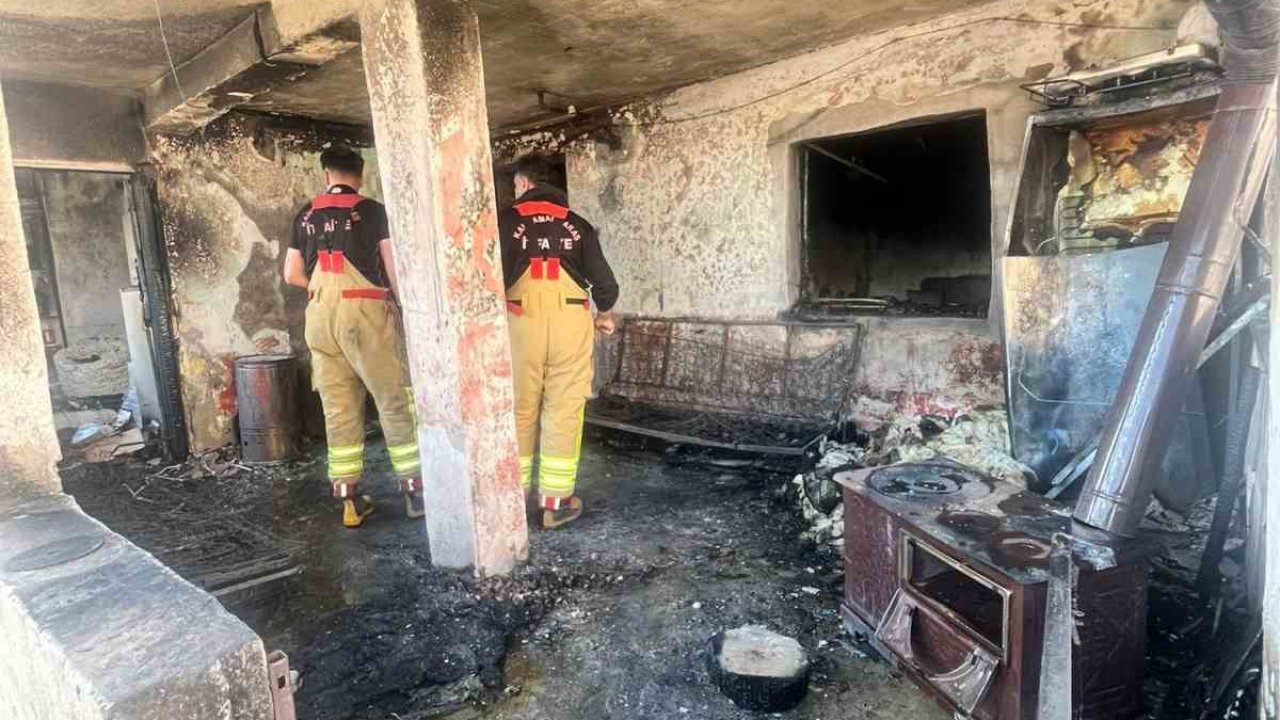 Afşin’de ev yangını: 4 kişi dumandan etkilendi