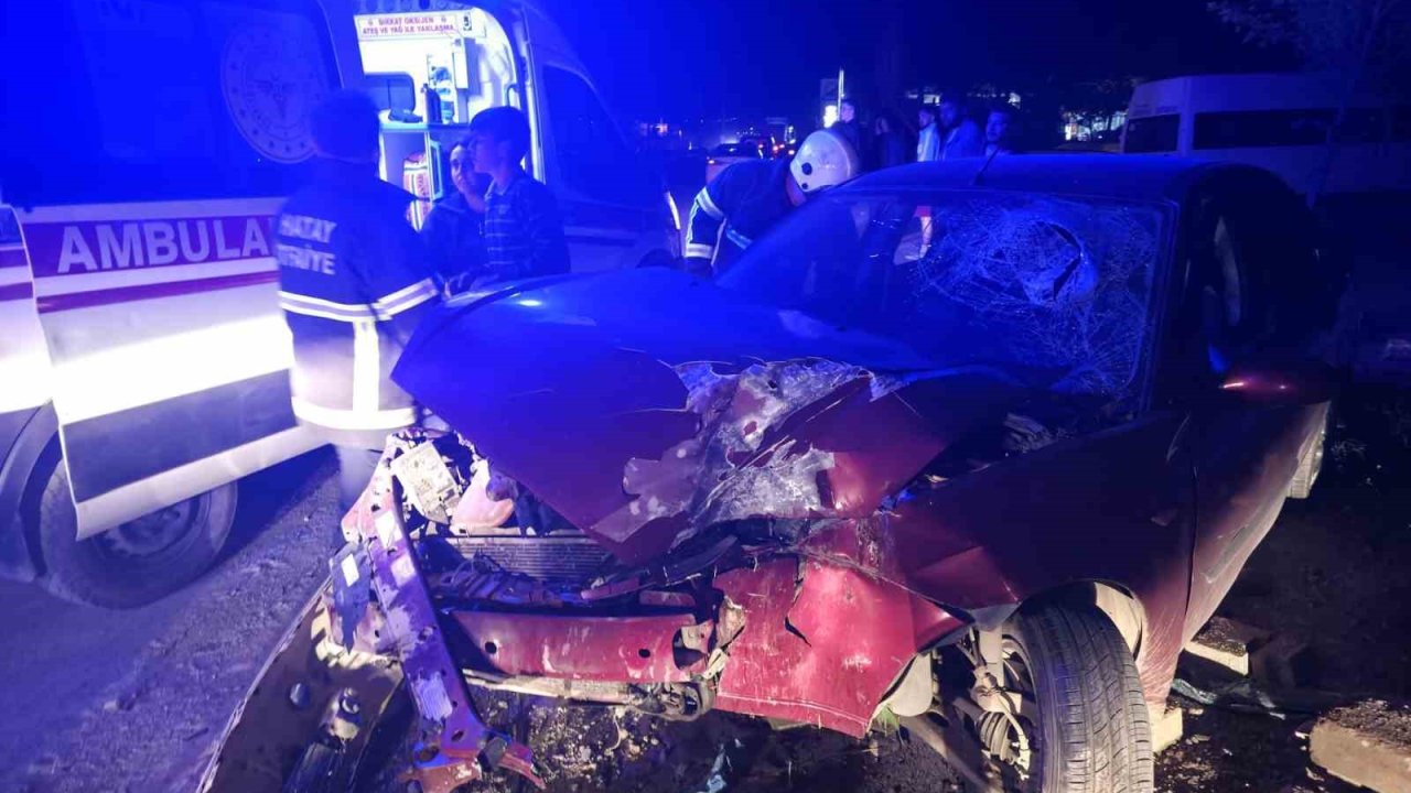 Ağaca çarpan otomobil hurdaya döndü: 3 yaralı