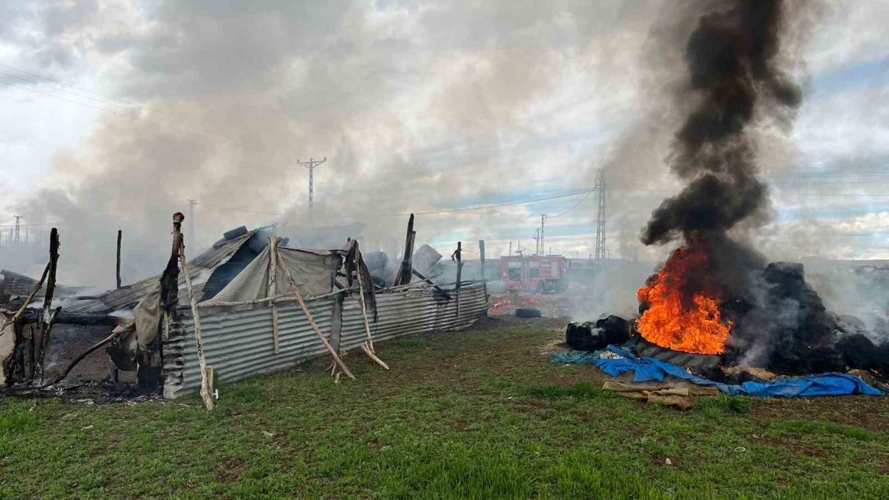 Ağıl ve saman balyaları alev alev yandı