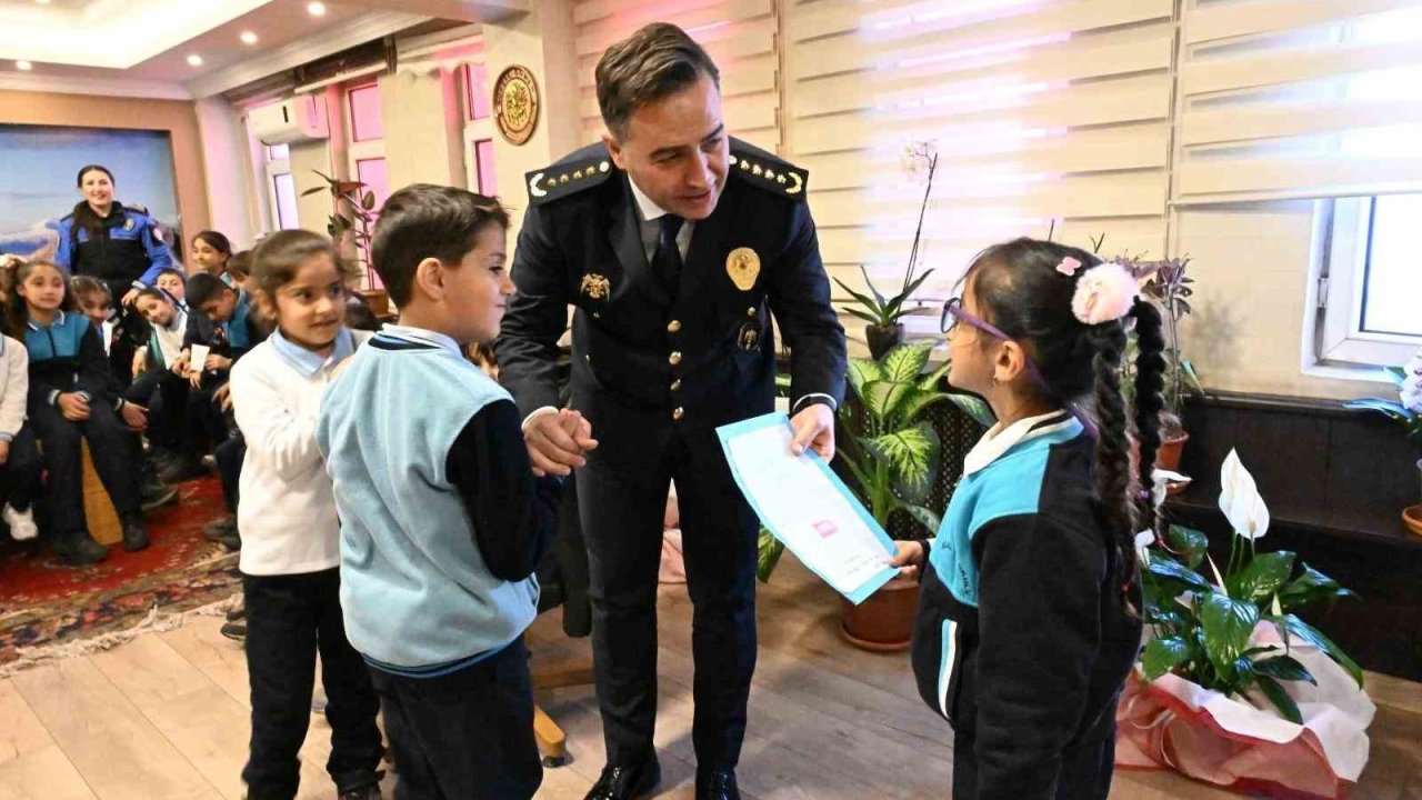 Ağrı’da öğrenciler Polis Haftası kapsamında emniyeti ziyaret etti