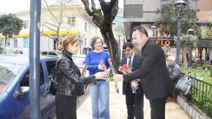 Ağrılılardan Manisa sokaklarında 404 karanfille kutlama