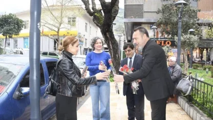 Ağrılılardan Manisa sokaklarında 404 karanfille kutlama