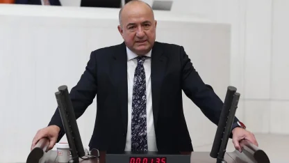 AK Partili Gider’den Özgür Özel’e: "Boş ver sen köprüyü bedava yapmayı. Belediye başkanına talimat ver, suyu bedava da yapmasın, en azından ucuzlatsın"