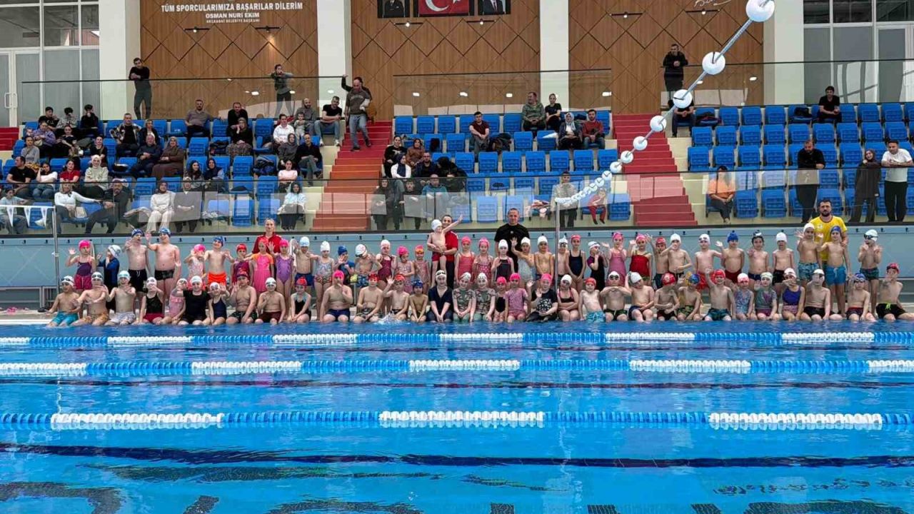 Akçaabat Belediyesi yüzme kursu ilk kursiyerlerini uğurladı