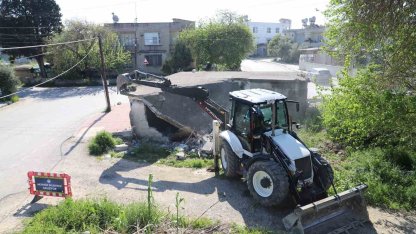 Akdeniz’de tehlike saçan metruk yapılar yıkılıyor