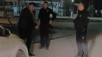 Aksaray polisinin elinde keser olan adamla imtihanı kamerada