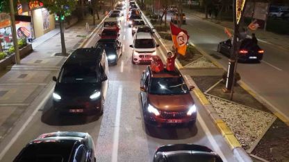 Aksaray sokaklarında Galatasaraylıların coşkulu kutlaması