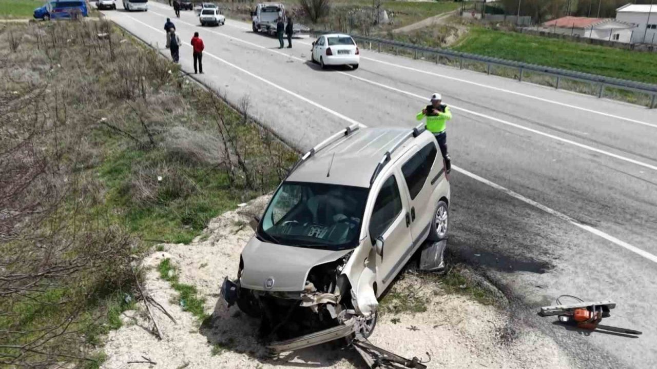Aksaray’da 3 araç çarpıştı: 1’i ağır 7 yaralı