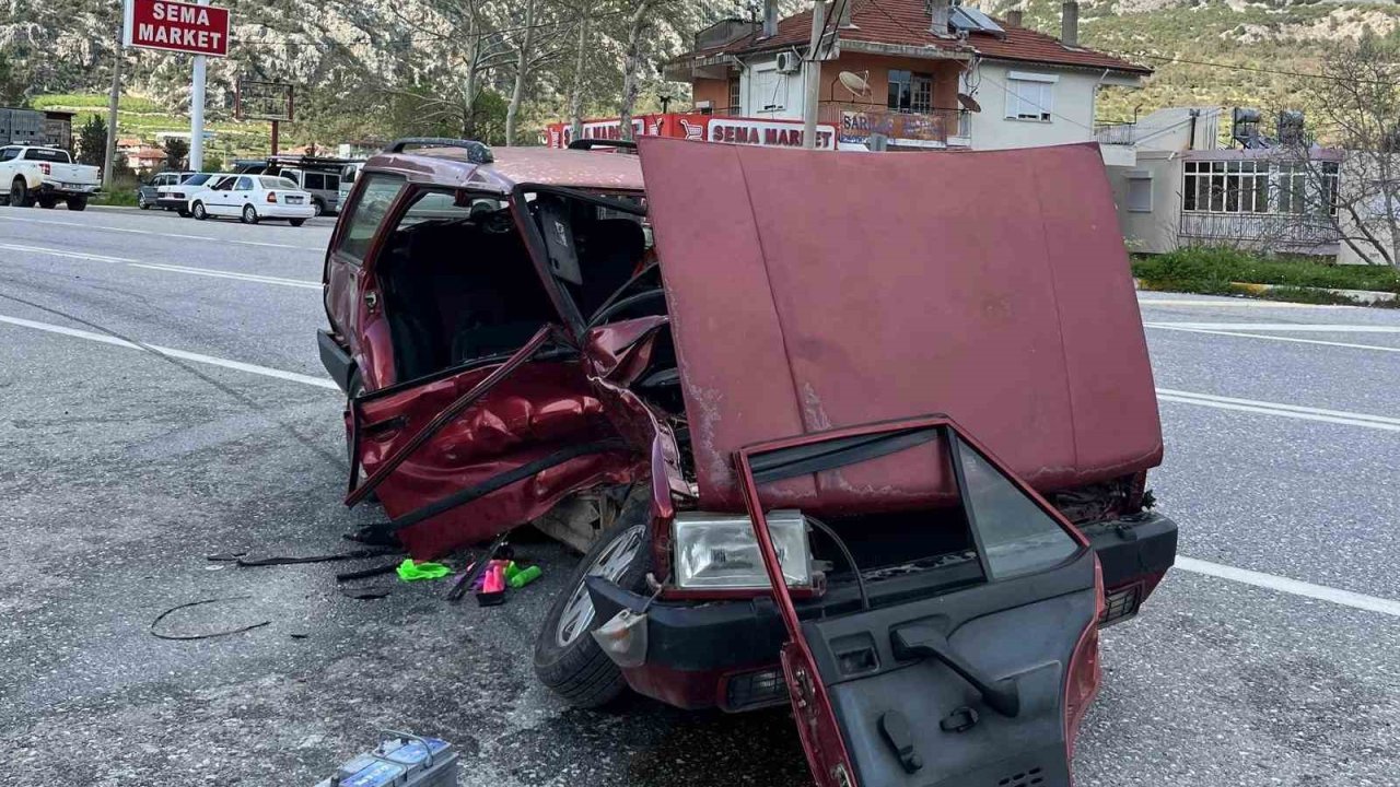 Akseki’de iki otomobil çarpıştı: 3 yaralı