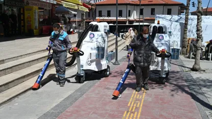Akülü süpürgeler Isparta sokaklarında