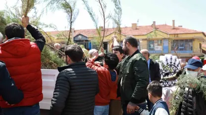 Alaca Belediyesi vatandaşlara 2 bin fidan dağıttı