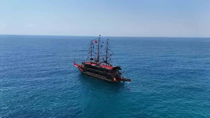 Alanya’da yaz erken geldi, yerli ve yabancı turistler sahile koştu