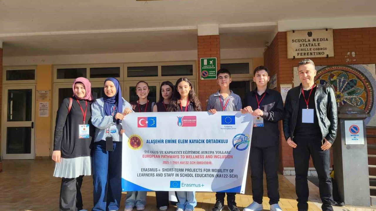 Alaşehirli öğrenciler İtalya’da Türkiye’yi temsil etti