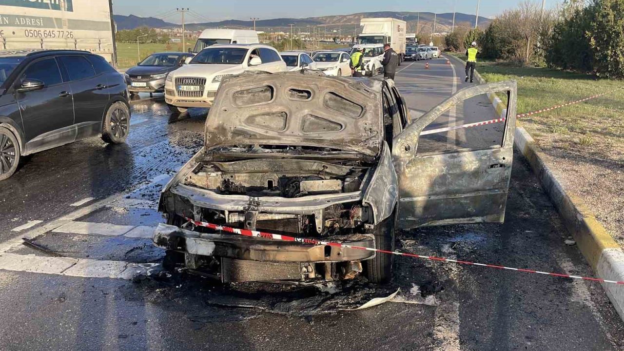 Alev alan otomobil kullanılamaz hale geldi