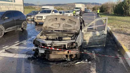 Alev alan otomobil kullanılamaz hale geldi