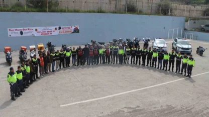 Aliağa’da motosiklet sürücülerine jandarmadan ‘Güvenli Sürüş’ eğitimi